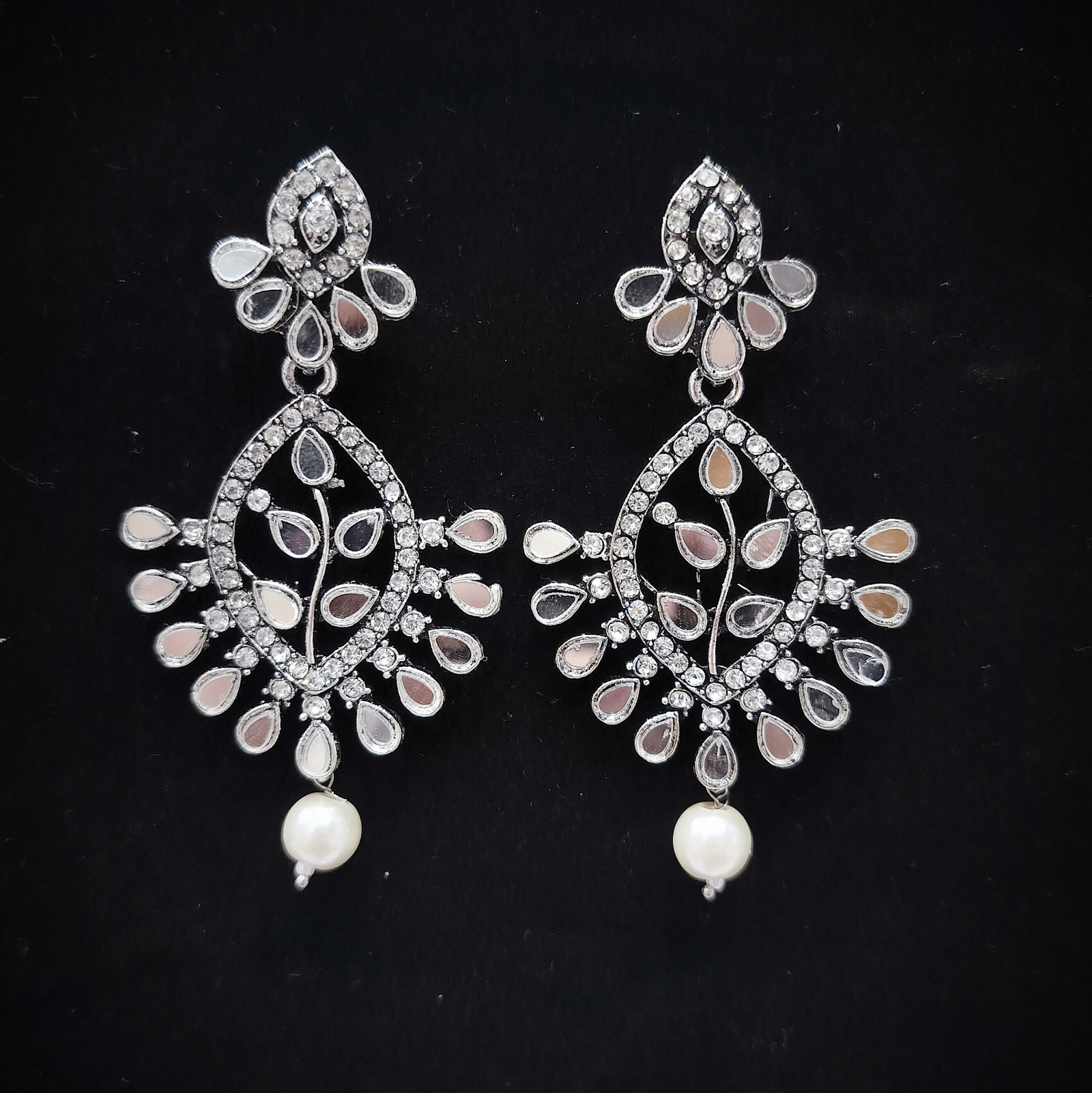 Vintage Pearl Studs – Classic Elegance Redefined